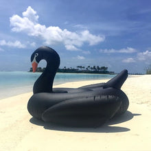 Ladda upp bild till gallerivisning, Uppblåsbar jättesvan "Black Swan" 190 cm för att göra intryck i poolen eller på stranden.
