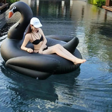 Ladda upp bild till gallerivisning, Uppblåsbar jättesvan "Black Swan" 190 cm för att göra intryck i poolen eller på stranden.
