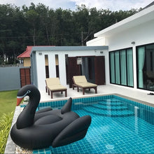 Ladda upp bild till gallerivisning, Uppblåsbar jättesvan "Black Swan" 190 cm för att göra intryck i poolen eller på stranden.

